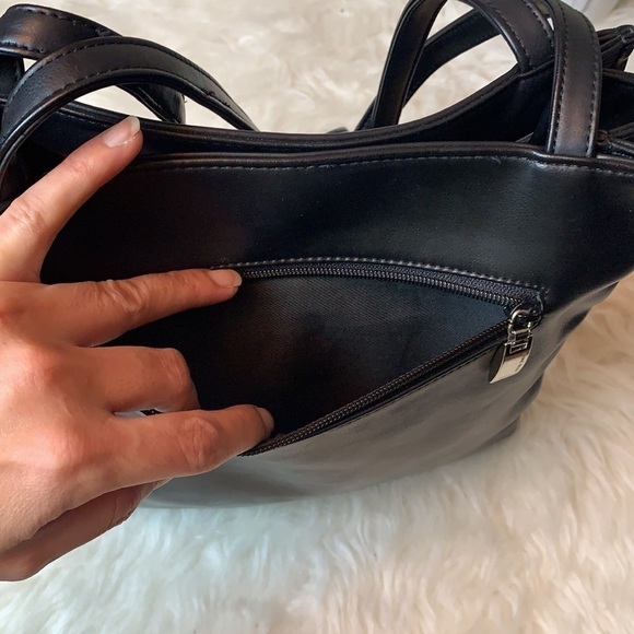 Nine West black leather medium size shoulder/sling bag - Picture 6 of 15
